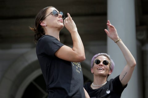 Acompañan a las Campeonas del Mundo en desfile de NY