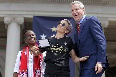 Acompañan a las Campeonas del Mundo en desfile de NY