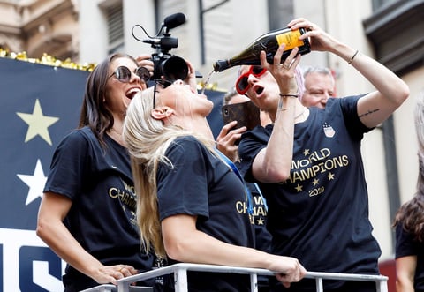 Acompañan a las Campeonas del Mundo en desfile de NY