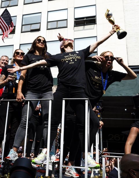 Acompañan a las Campeonas del Mundo en desfile de NY