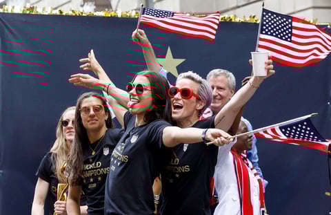 Acompañan a las Campeonas del Mundo en desfile de NY
