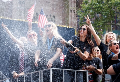 Acompañan a las Campeonas del Mundo en desfile de NY