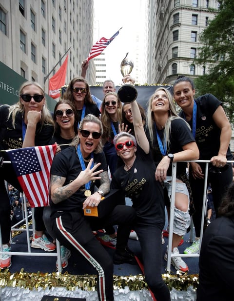 Acompañan a las Campeonas del Mundo en desfile de NY