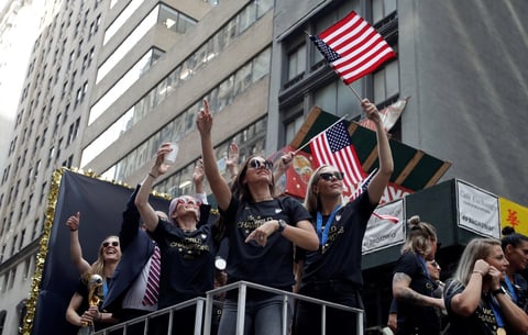 Acompañan a las Campeonas del Mundo en desfile de NY