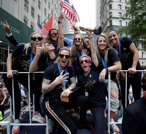 Acompañan a las Campeonas del Mundo en desfile de NY