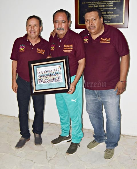 11072019 Se entregó reconocimiento a Jorge F. Mora por ser fundador de este curso, hace 24 años.
