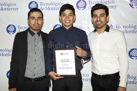 11072019 RECIBE BECA.  Pedro, José Guadalupe y Jesús.