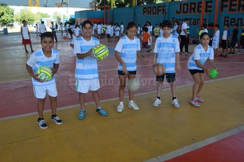 11072019 La clase de natación es de las preferidas de niños y jóvenes.