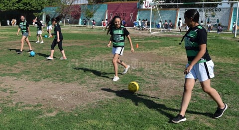 11072019 Las jovencitas de 14 y 15 años en su práctica de futbol.