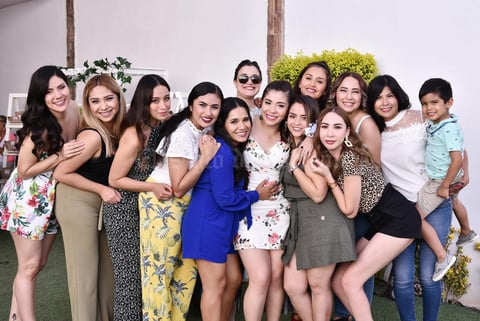 11072019 SE DESPIDE DE LA SOLTERíA.  Alejandro García con sus amigas en la fiesta de despedida que le organizaron Mayela Guzmán y Ada Patricia Pérez por su matrimonio con Sergio Huizar.
