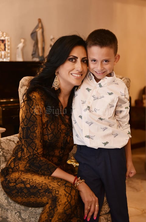 11072019 MUY CONTENOS.  Mary Carmen con su hijo, Rafael.