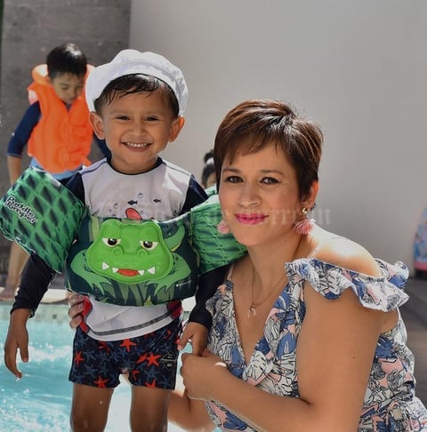11072019 FELICES.  Mateo Emanuel con su mamá, Inglaterra.