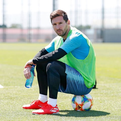 No faltan deportistas en la lista, comenzando por el cuarto lugar que ocupa el futbolista argentino Leo Messi, estrella del FC Barcelona, que ingresó 127 millones.