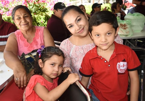 12072019 EN UNA KERMéS.  Emmanuel, Ximena, Azucena y María.