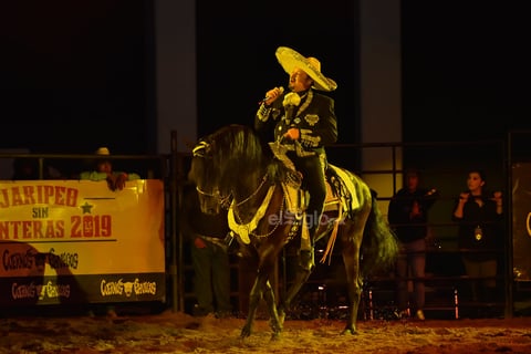 Pepe llegó con todo al concierto. Empezó su participación con El zacatecano, Recuérdame bonito y Directo al corazón (Por unas monedas).