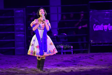 Los recortadores lidiaron exitosamente con un toro; minutos después Ángela Aguilar se apoderó del redondel. Los asistentes le dieron una cálida bienvenida.