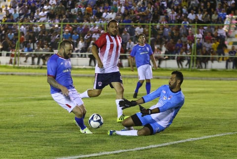 Para el segundo tiempo las Chivas entraron más enchufadas y se fueron al frente con todas las ídeas que les faltaron en la primera mita.