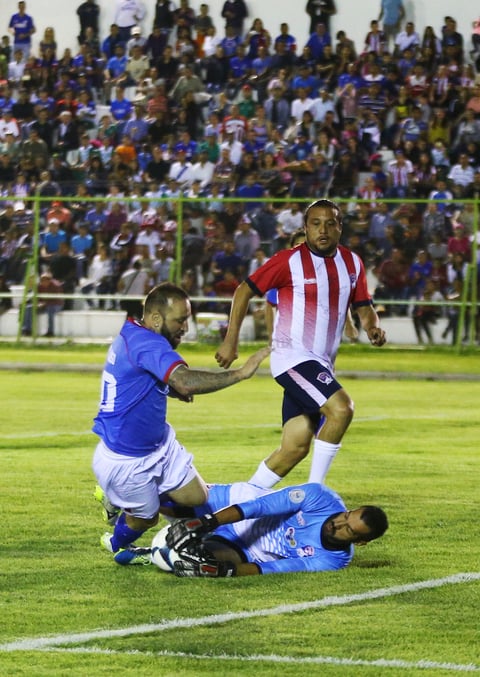 Cinco minutos más tarde de nuevo el "Matute" hizo gala de su individualidad al internarse al área por la banda izquierda, quitarse dos defensores Chivas y disparar por abajo para poner el 2-0 con el que se irían al descanso.