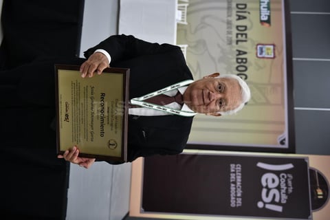14072019 RECONOCEN SU TRAYECTORIA.  Jesús G. Sotomayor Garza recibe reconocimiento en el Día del Abogado.