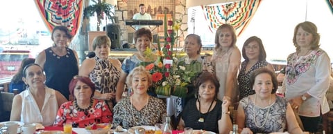 14072019 Carmen Muñoz en compañía de sus amigas: Xóchitl López, Ana Patricia Ramos, Lucy Martínez, Alma Mora, Claudia Avilés, Lucy Torre, Lupita Ramírez, Elizabeth Fernández, Yolanda Mejía, Lourdes Cabello y Rosario Torres, festejando la jubilación de su querida amiga.