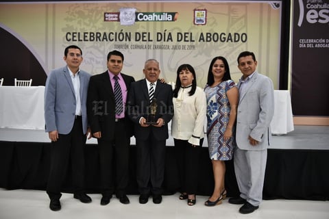 14072019 MERECIDO RECONOCIMIENTO.  Fernando Rangel de León acompañado de su esposa, Elena Gutiérrez, y sus hijos, Fernando, Aristóteles, Ivonne y Cuauhtémoc.