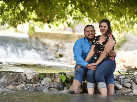 14072019 CERCA DE LLEGAR AL ALTAR.  Erick Salvador Rangel y Betsabé Rangel Salazar.