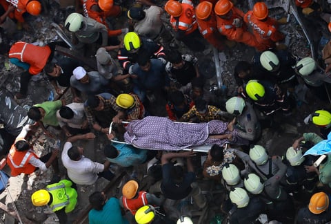 Un derrumbe en un edificio provocó alerta en Bombay.