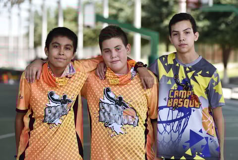 16072019 CONVIVEN EN EL CAMP BASQUET.  Carlos, Osiel y Fabián.