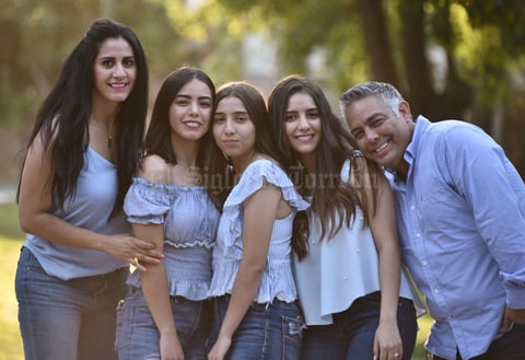 16072019 Martha y Manuel con sus hijas: Sofi, Andrea y Mariana.