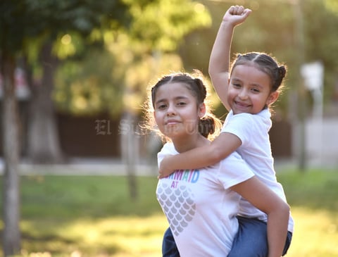 17072019 MUY CONTENTAS.  Jaquie y Claudia.