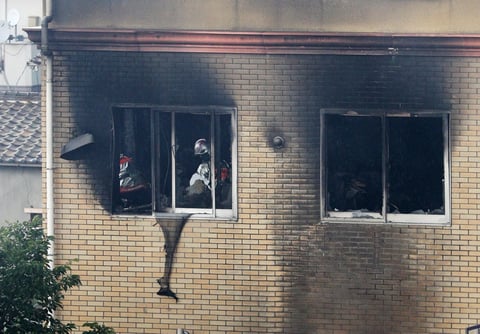 El fuego fue provocado por un hombre que irrumpió en el lugar y gritó: '¡mueran!'.