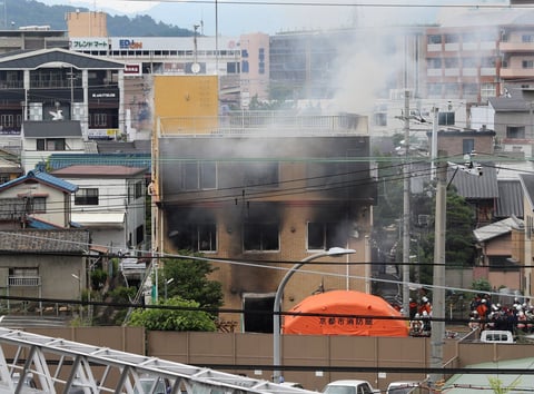 Los sobrevivientes que vieron al agresor dijeron que no trabajaba en la firma y que gritaba '¡mueran!' mientras tiraba el líquido y encendía las llamas.