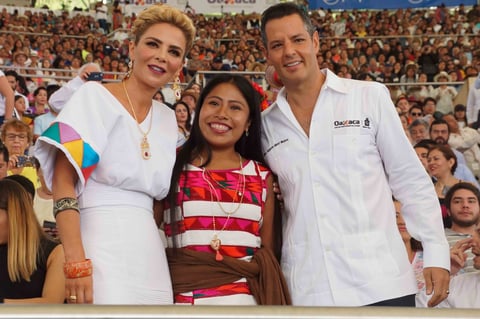 El gobernador de la entidad, Alejandro Murat, acompañado de su esposa, Ivette de Murat, así como los secretarios de Turismo federal, Miguel Torruco Marqués, y de Cultura, Alejandra Frausto, presenciaron el espectáculo multicolor e impregnado de alegría.