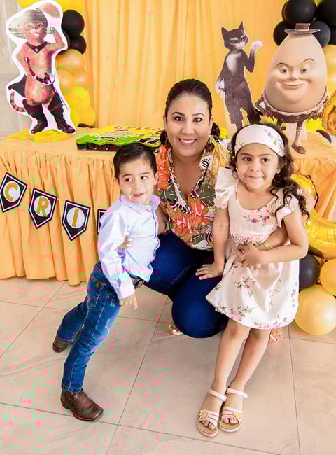 23072019 DE FIESTA.  Carmen Fuentes con sus sobrinos, Bárbara y Cristóbal.