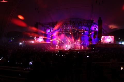 Las luces e imágenes que acompañaron la música completaron el cuadro.