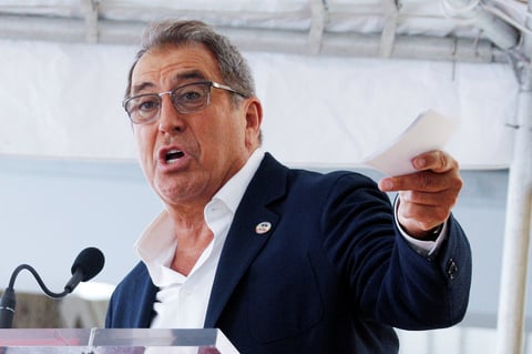 Antes de que Kenny Ortega se hiciera un nombre con franquicias como 'High School Musical' y 'Descendants' de Disney, y creaba videos y espectáculos en vivo, cantaba y bailaba flamenco con su abuela española en la cocina mientras preparaba las comidas.