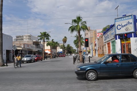 Semáforos. Tanto para peatones como para automovilistas que circulan por la Independencia resulta muy complicado cruzar las calles, pues los semáforos están intermitentes y pocos vehículos ceden el paso.