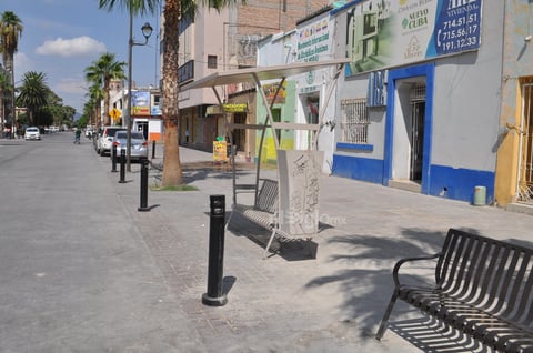 Infraestructura sin utilizar. Aunque en la esquina se aprecia la estructura de metal para el estacionamiento de las bicicletas, muchos ciclistas prefieren seguir encadenándolas a los postes de la señalética, que han comenzado a evidenciar el uso en su pintura.