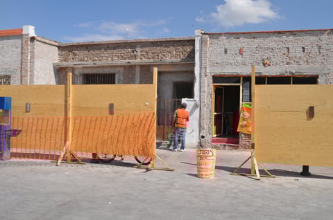 Imagen. La remodelación de las fachadas inició hace dos semanas y avanza lentamente, lo que ha generado inconformidad en los comerciantes.