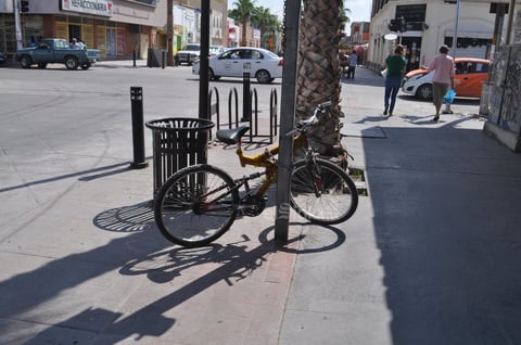 Infraestructura sin utilizar. Aunque en la esquina se aprecia la estructura de metal para el estacionamiento de las bicicletas, muchos ciclistas prefieren seguir encadenándolas a los postes de la señalética, que han comenzado a evidenciar el uso en su pintura.