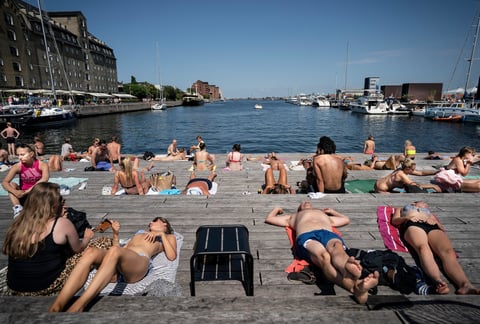 Ciudadanos sufren por las altas temperaturas.