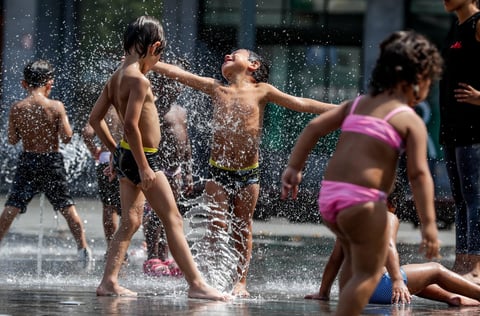 Mientras tanto, se siguen rompiendo récords históricos de temperatura en plena ola de calor extremo en Europa.