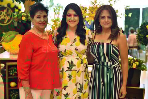 25072019 SE CONVERTIRá EN MAMá.  Acompañan a Chery Macías en su fiesta de canastilla.