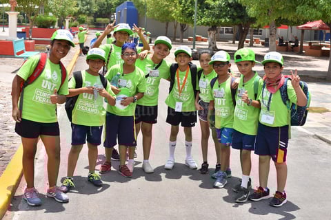 26072019 ENTRE AMIGOS.   En la Unidad Deportiva de Torreón pasándola bien en su curso de verano.