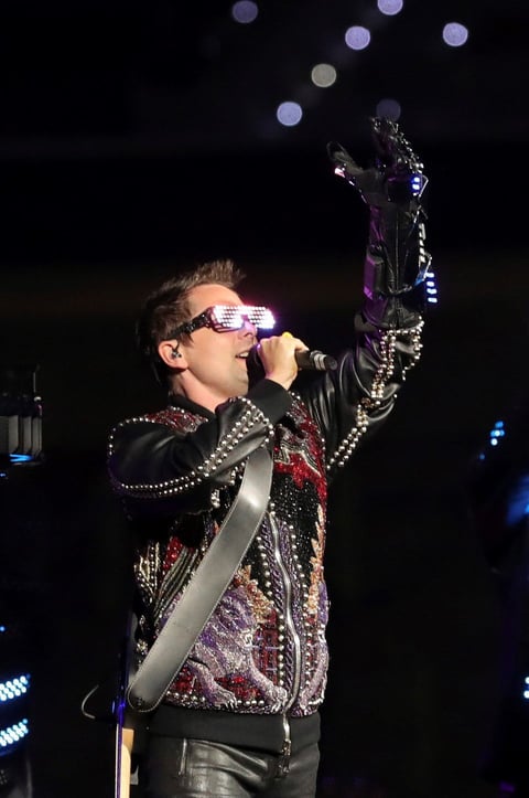 Con la estética nostálgica de los 80 por montera, Muse, celebrando sus 25 años de existencia, demostró por qué es una de las mejores bandas en directo, entremezclando el pop electrónico con su esencia de los últimos años: la de los himnos de rock urgentes y diseñados para hacer vibrar a estadios hasta la bandera.