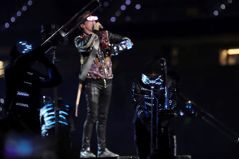Con la estética nostálgica de los 80 por montera, Muse, celebrando sus 25 años de existencia, demostró por qué es una de las mejores bandas en directo, entremezclando el pop electrónico con su esencia de los últimos años: la de los himnos de rock urgentes y diseñados para hacer vibrar a estadios hasta la bandera.