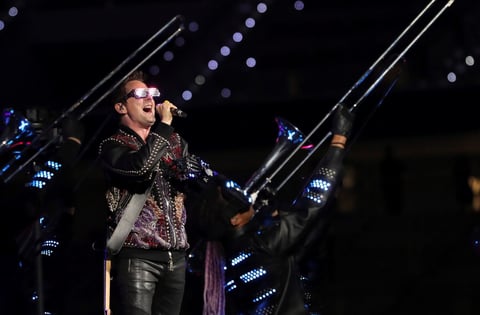 Con la estética nostálgica de los 80 por montera, Muse, celebrando sus 25 años de existencia, demostró por qué es una de las mejores bandas en directo, entremezclando el pop electrónico con su esencia de los últimos años: la de los himnos de rock urgentes y diseñados para hacer vibrar a estadios hasta la bandera.