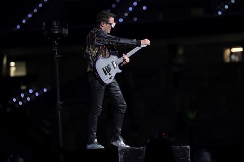 La formación británica, con un montaje a la altura de los mayores espectáculos de U2 (bailarines con luces LED incluidos), no se anduvo con rodeos y lanzó su primer bombazo de la velada de la mano de Pressure, uno de los temas más potentes y redondos de su carrera, para continuar con la enérgica Psycho (de su premiado disco Drones, 2015) y la hipnótica Break it to me.