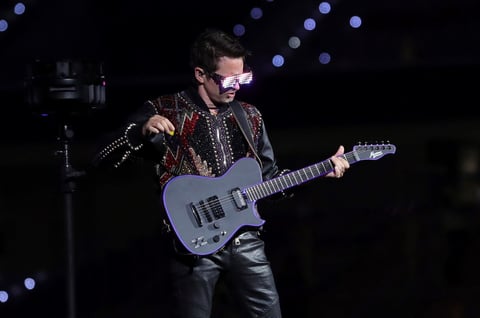 La formación británica, con un montaje a la altura de los mayores espectáculos de U2 (bailarines con luces LED incluidos), no se anduvo con rodeos y lanzó su primer bombazo de la velada de la mano de Pressure, uno de los temas más potentes y redondos de su carrera, para continuar con la enérgica Psycho (de su premiado disco Drones, 2015) y la hipnótica Break it to me.