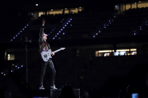 '¡Buenas noches, Madrid!', exclamó entonces un Matt Bellamy desatado desde el primer instante y completamente entregado a su guitarra y a hacer enloquecer al público, lo que consiguió, especialmente, con la majestuosa Uprising.